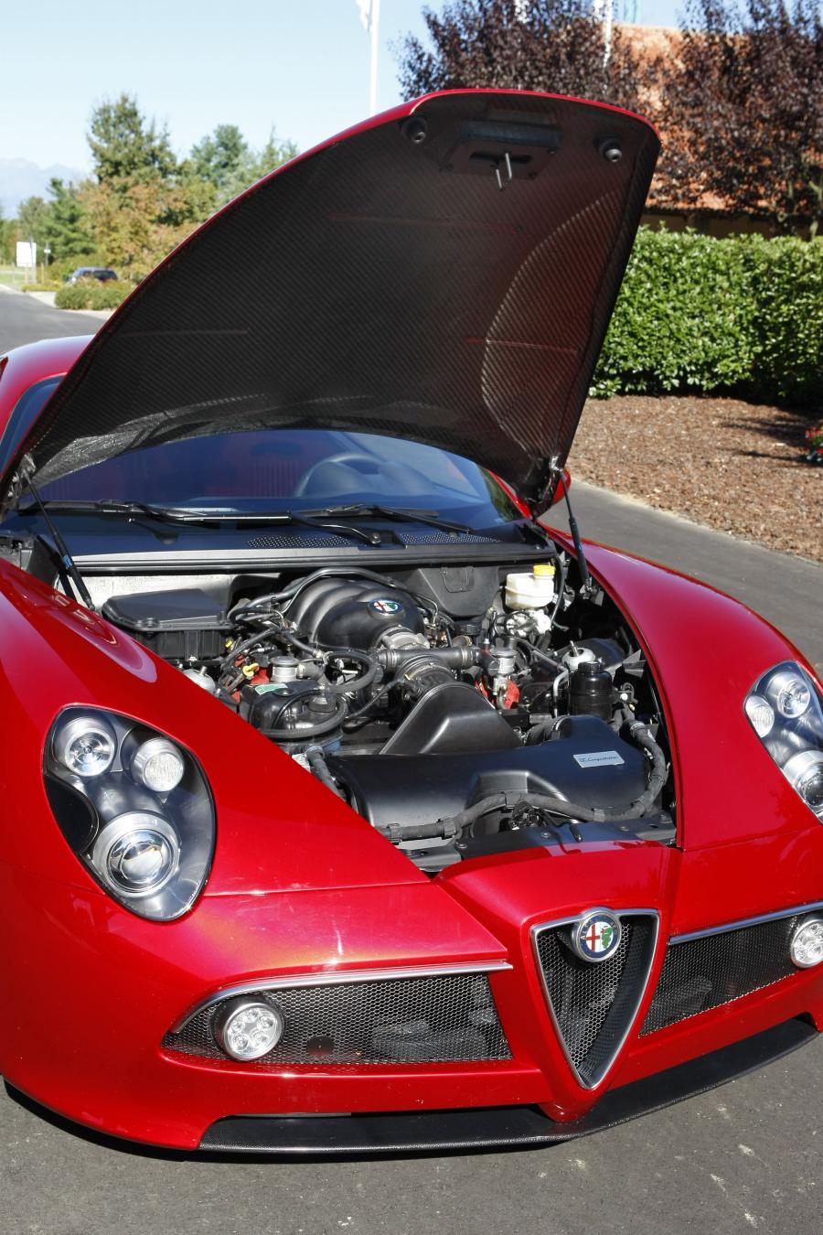 Моторный отсек Alfa Romeo 8C Competizione 2006 года  (WW) (фото 39 из 64)